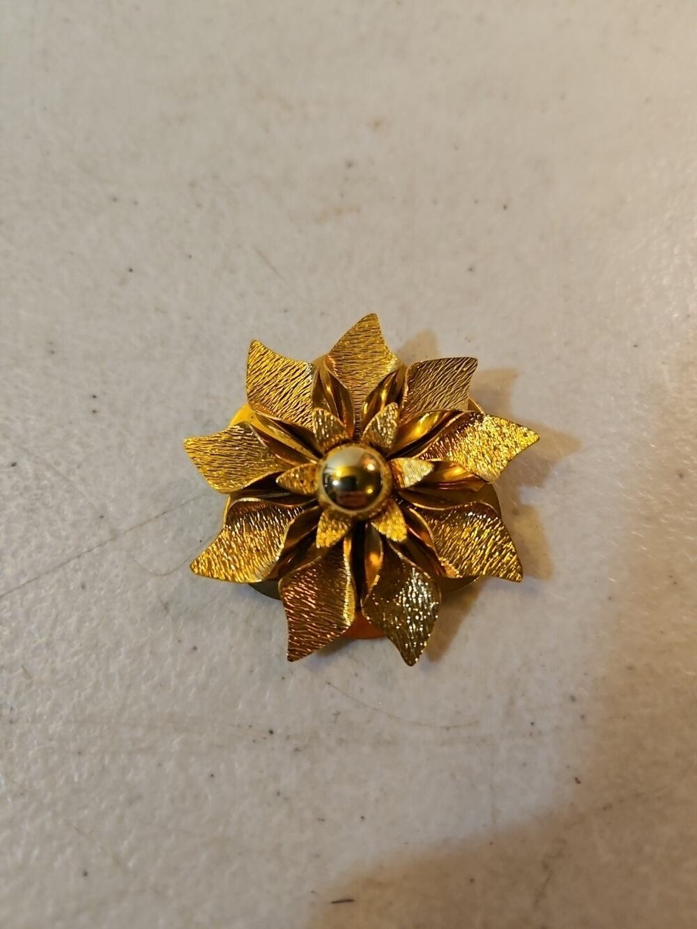 Vintage Lieba Goldtone Metal Poinsettia Scarf Clip USA